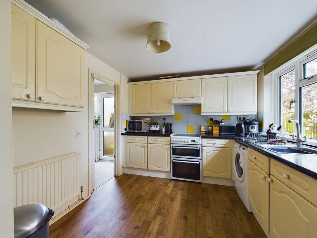 3 bed end of terrace house for sale in Furzefield Road, Horsham  - Property Image 3