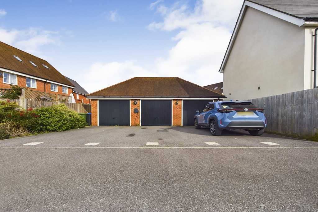 2 bed end of terrace house for sale in Illett Way, Horsham  - Property Image 9
