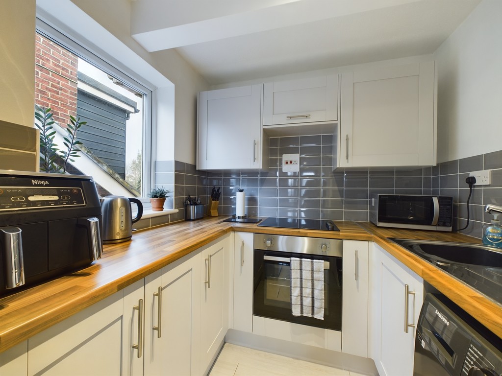 1 bed apartment for sale in Station Road, Horsham, RH13