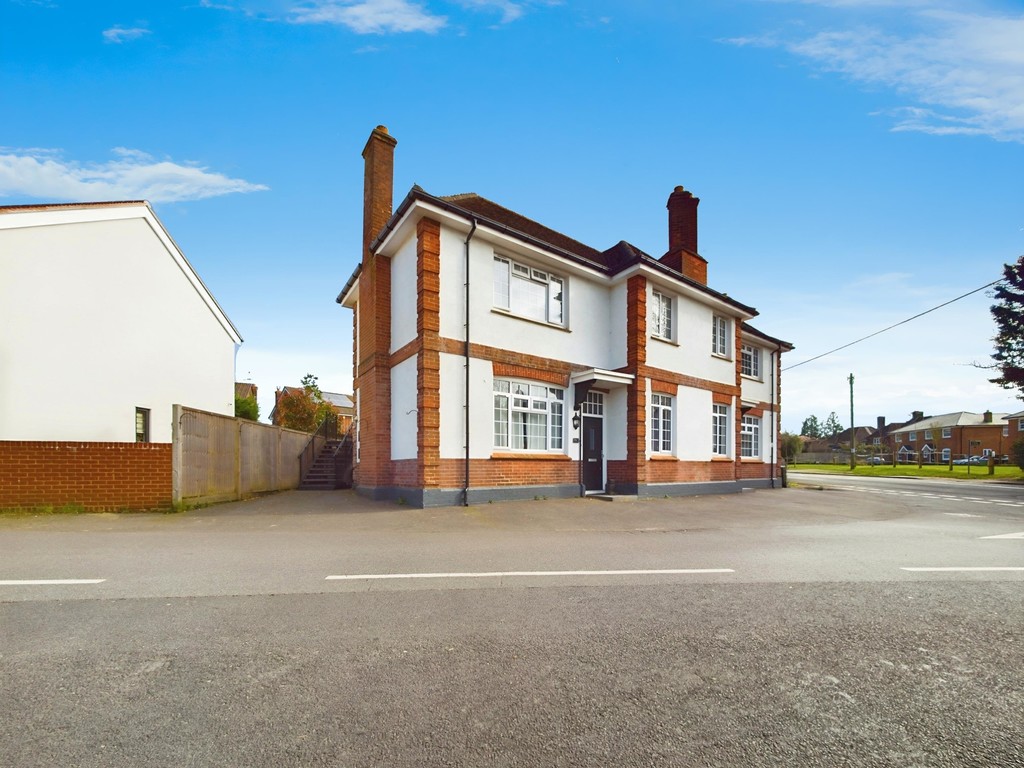 2 bed apartment for sale in Brighton Road, Horsham - Property Image 1