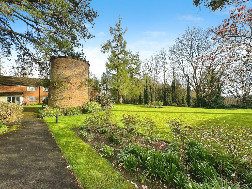 2 bed ground floor flat for sale in Muster Court, Haywards Heath  - Property Image 3