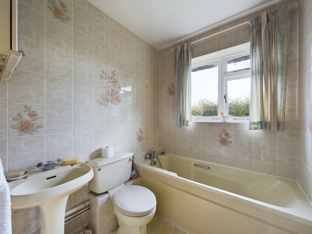 3 bed detached bungalow for sale in Quail Close, Horsham  - Property Image 7