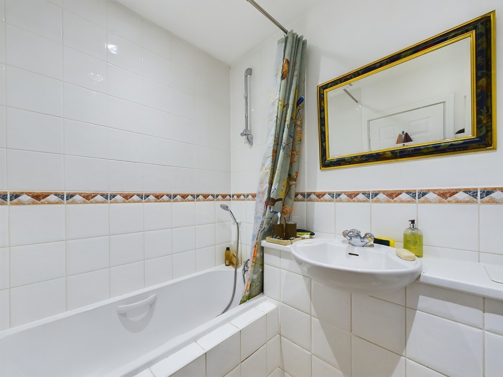 2 bed apartment for sale in Wimblehurst Road, Horsham  - Property Image 7