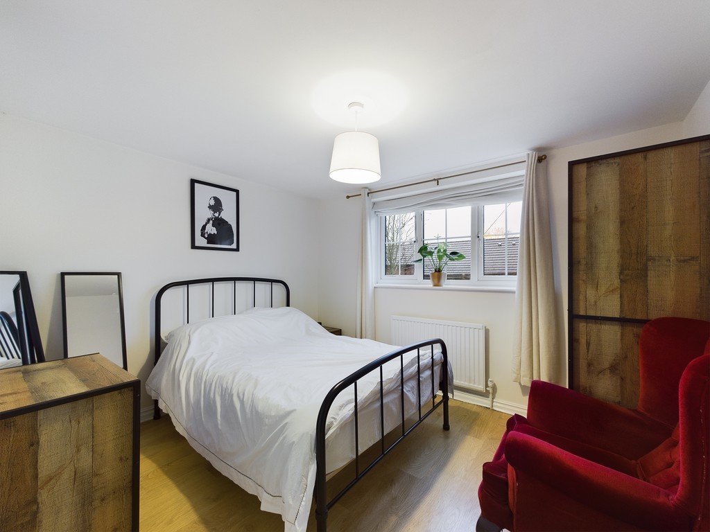2 bed ground floor maisonette for sale in Oak Tree Way, Horsham  - Property Image 5