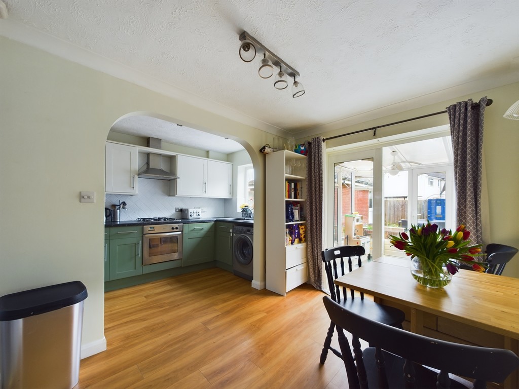 3 bed semi-detached house for sale in Earlswood Close, Horsham  - Property Image 10