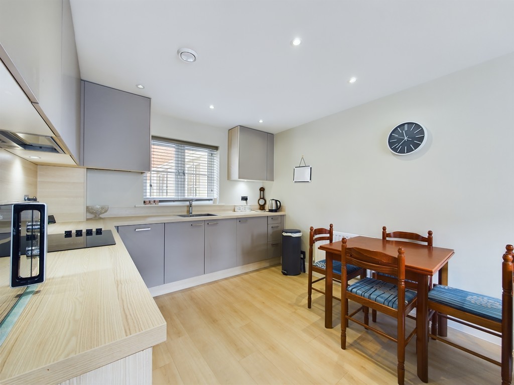 1 bed ground floor flat for sale in Highwood House, Horsham  - Property Image 3