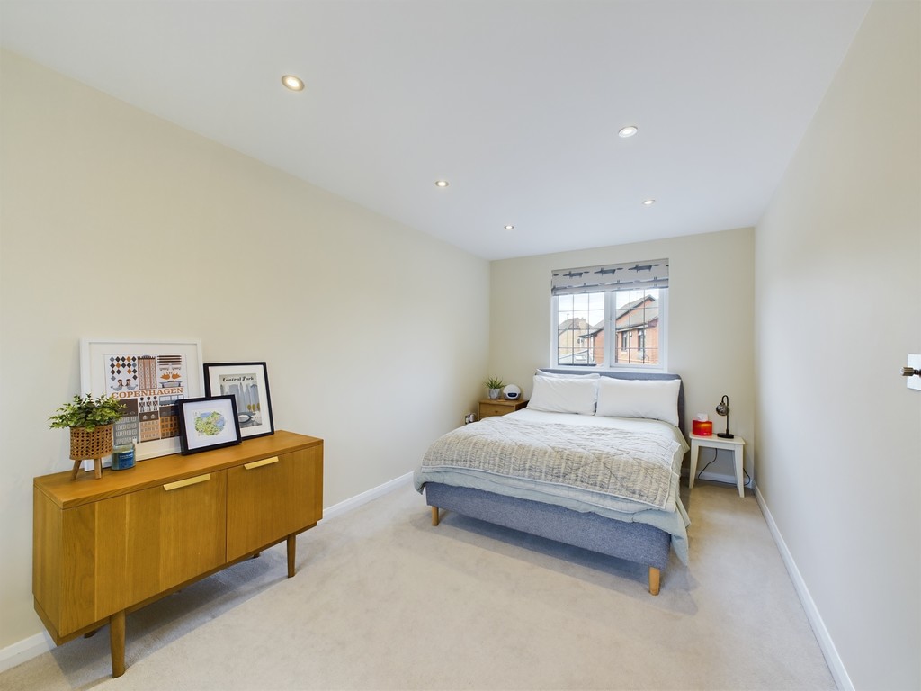 4 bed link detached house for sale in Burns Close, Horsham  - Property Image 6