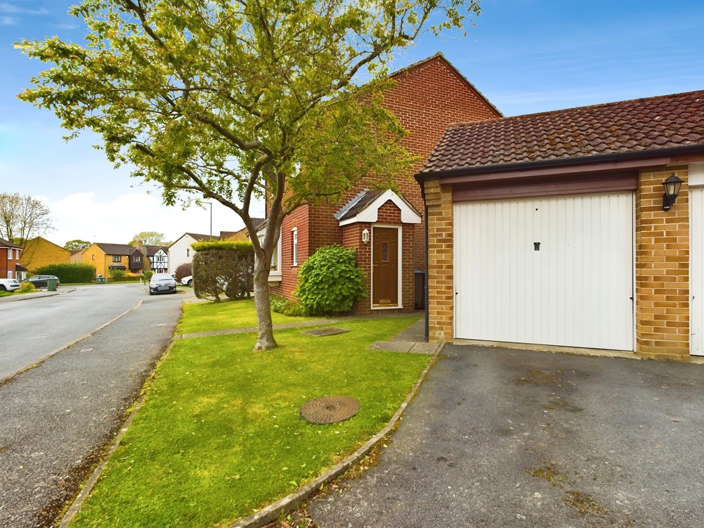 3 bed detached house for sale in Camelot Close, Horsham  - Property Image 12