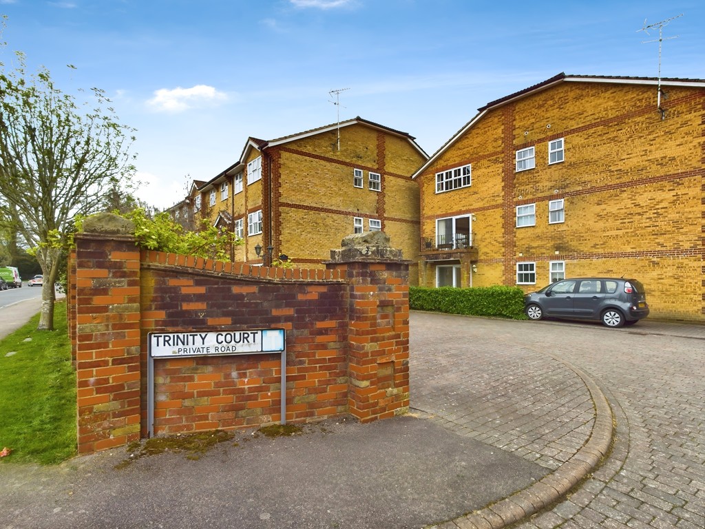 2 bed apartment for sale in Rushams Road, Horsham  - Property Image 1