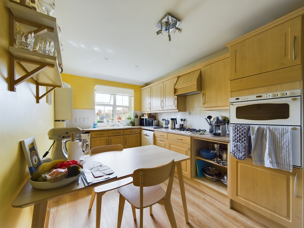 2 bed apartment for sale in Rushams Road, Horsham  - Property Image 3