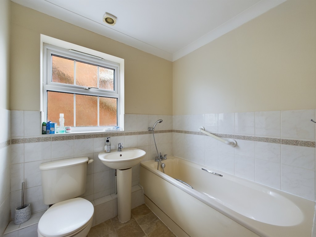 2 bed apartment for sale in Rushams Road, Horsham  - Property Image 4