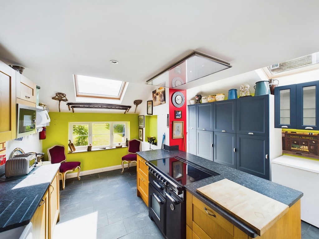 3 bed end of terrace house for sale in High Street, Haywards Heath  - Property Image 6