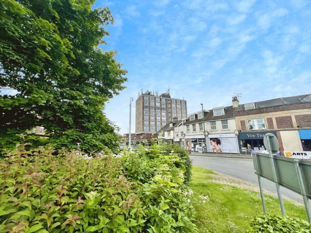 1 bed flat for sale in Gower Road, Haywards Heath - Property Image 1