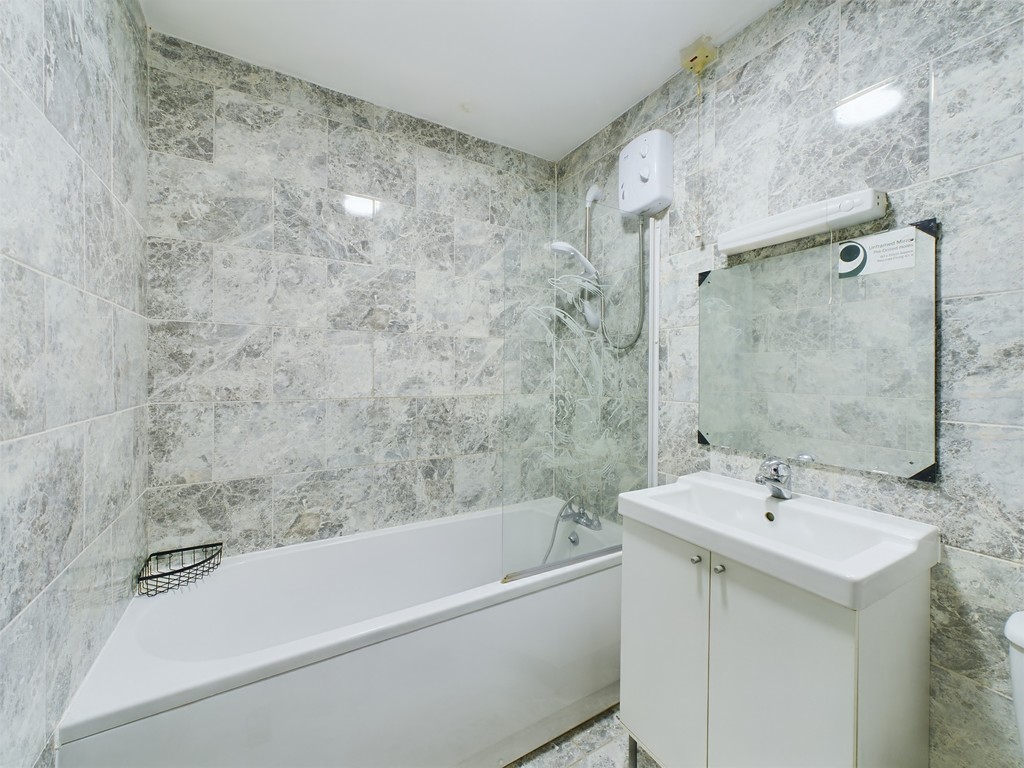 1 bed flat for sale in Gower Road, Haywards Heath  - Property Image 5