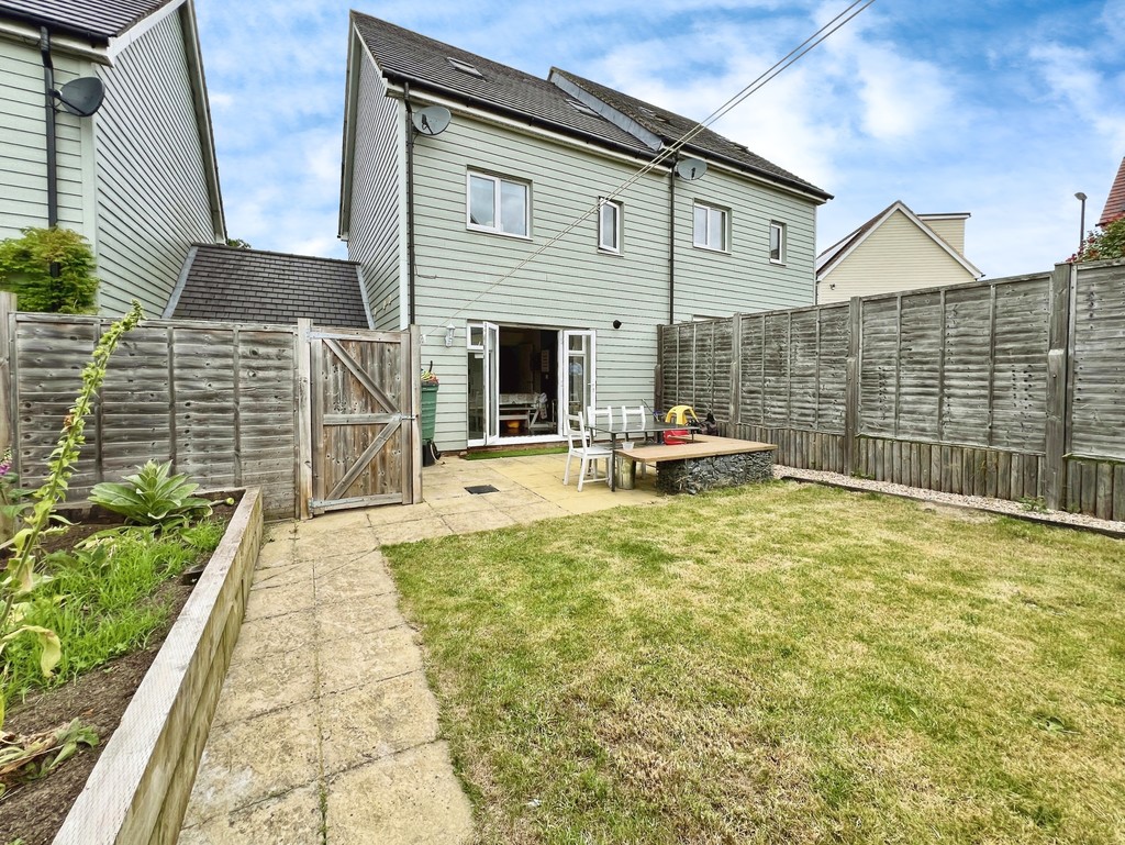 3 bed semi-detached house for sale in Larkspur Drive, Burgess Hill  - Property Image 10