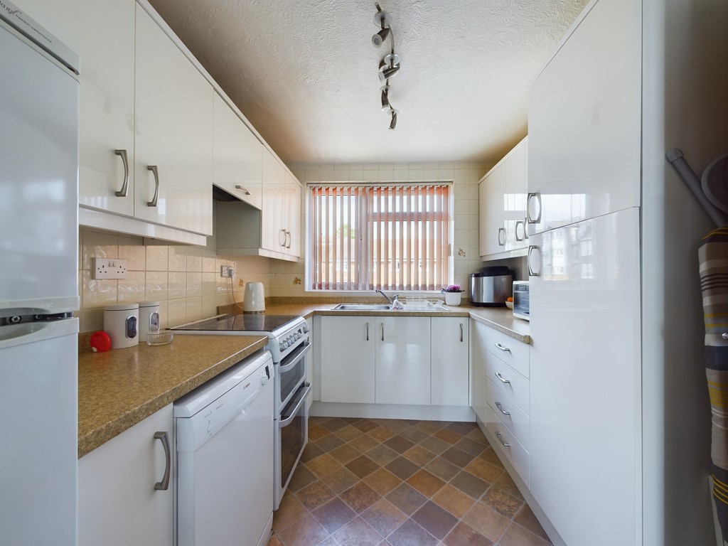 3 bed end of terrace house for sale in Livingstone Road, Horsham  - Property Image 3