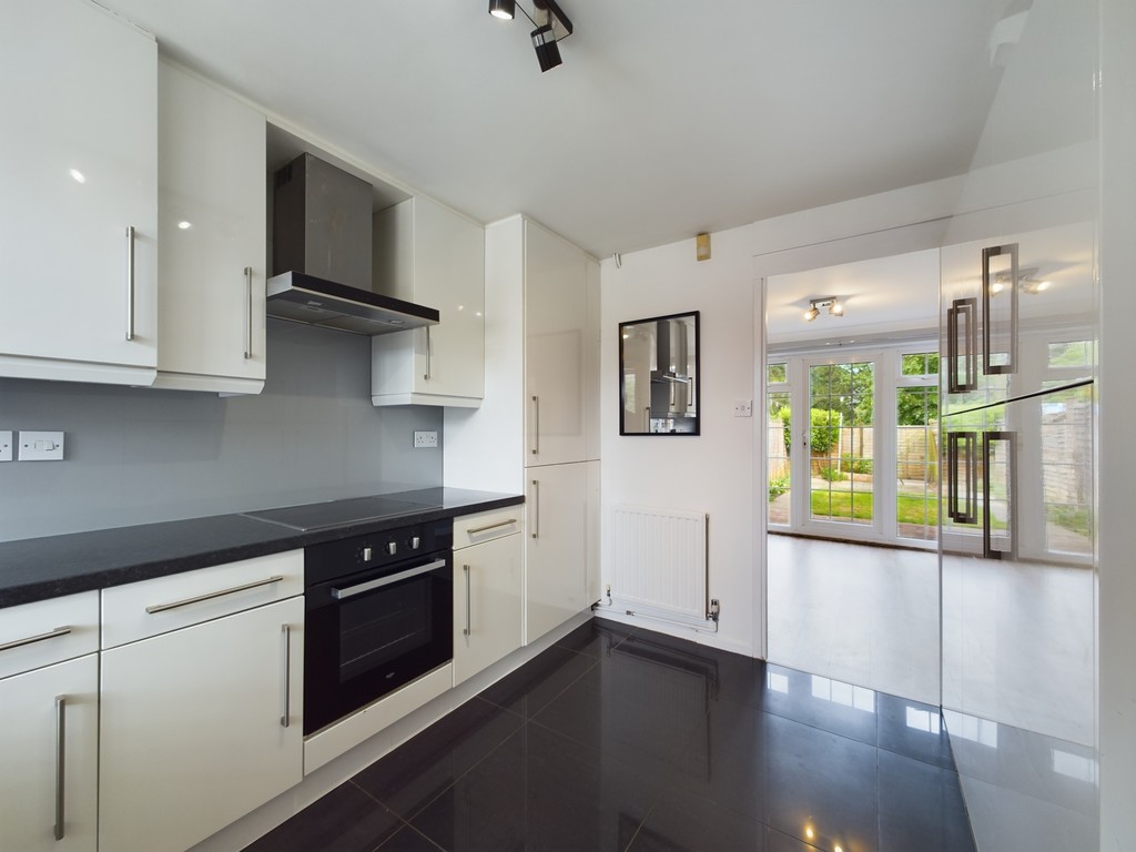 2 bed end of terrace house to rent in Wakehurst Mews  - Property Image 4
