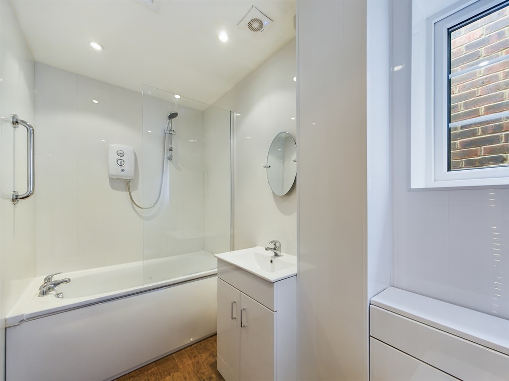 2 bed end of terrace house to rent in Wakehurst Mews  - Property Image 8