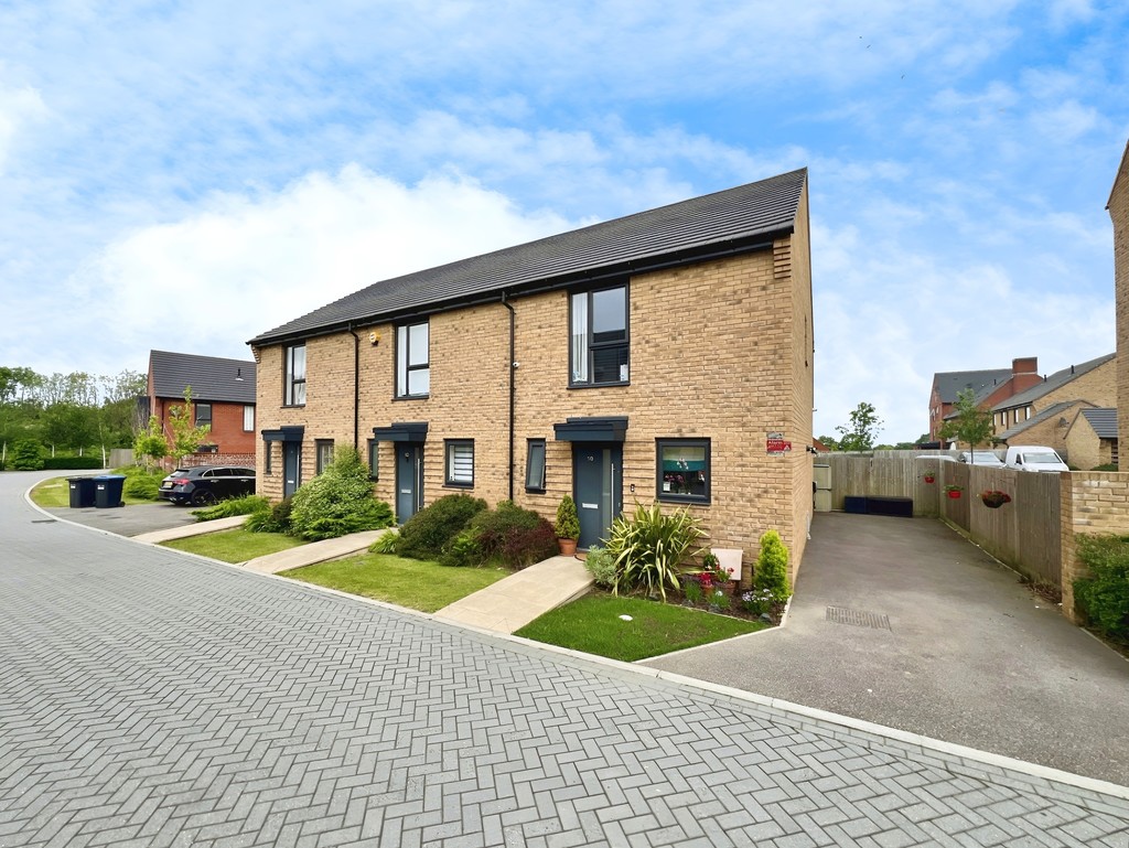 2 bed end of terrace house for sale in Stanford Brook Way, Crawley - Property Image 1