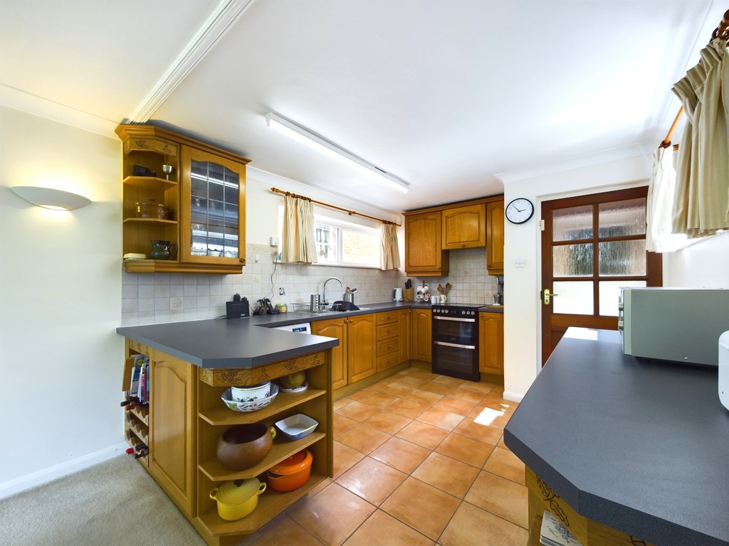 3 bed semi-detached house for sale in Richmond Road, Horsham  - Property Image 4