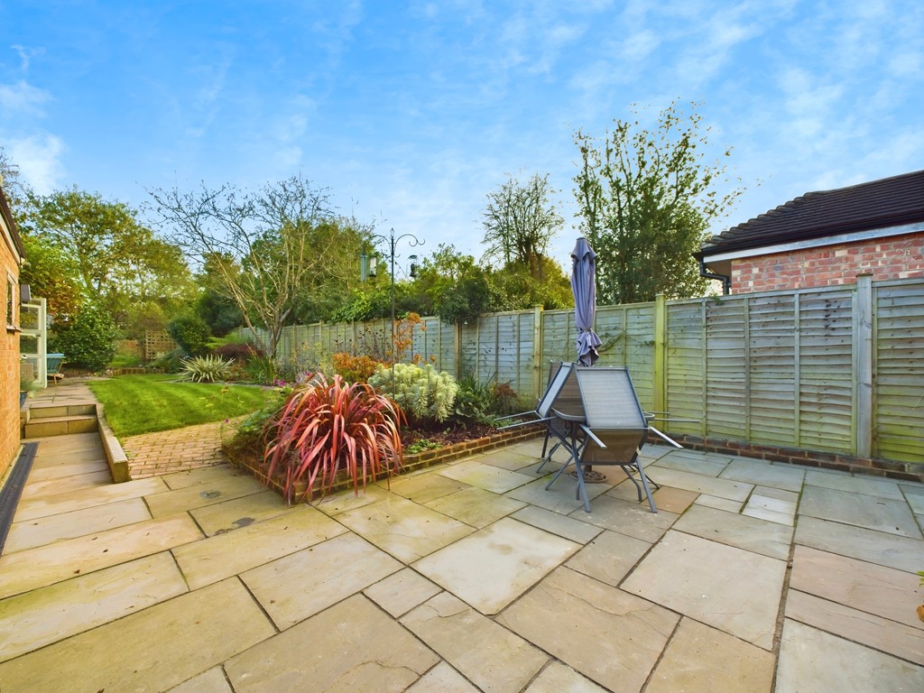 3 bed semi-detached house for sale in Hillside, Horsham  - Property Image 9