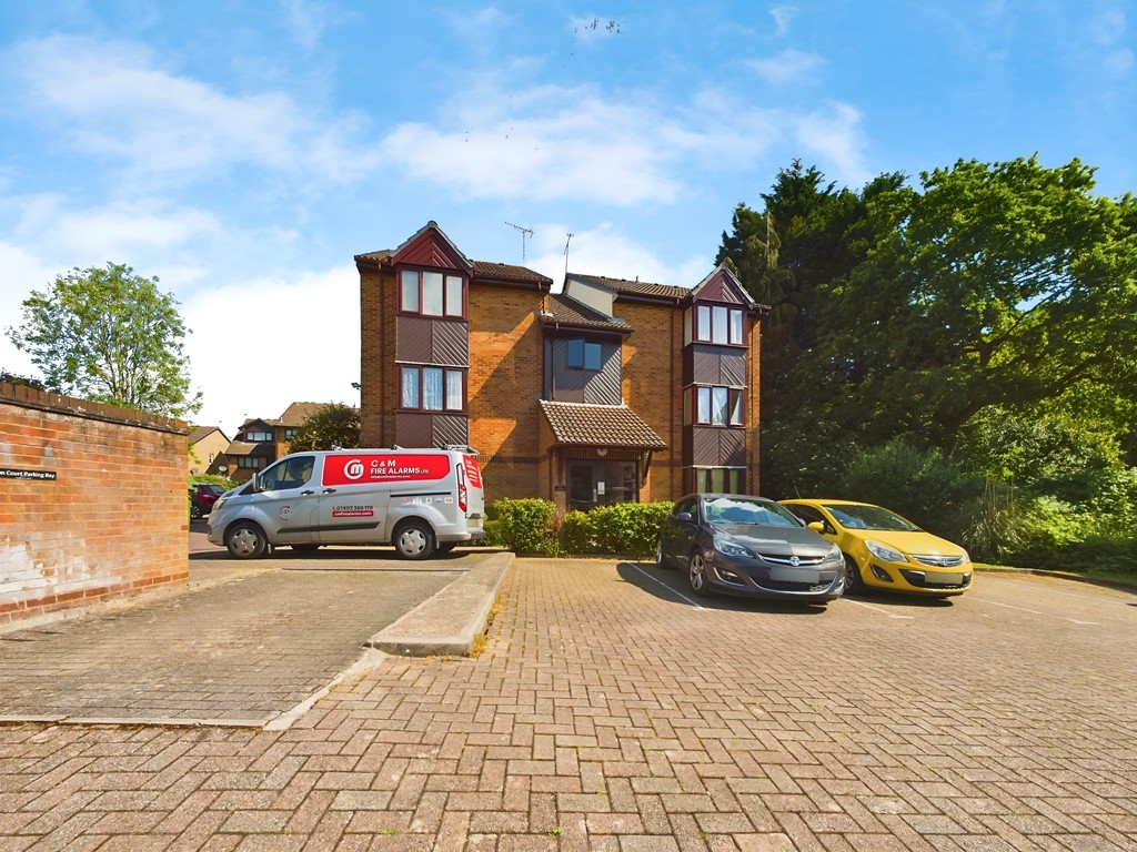 Studio flat for sale in Beacon Court, Horsham, RH13