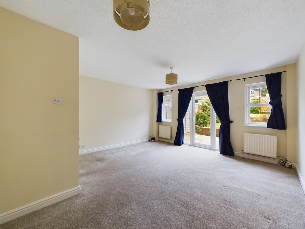 2 bed terraced house for sale in Cissbury Close, Horsham  - Property Image 2