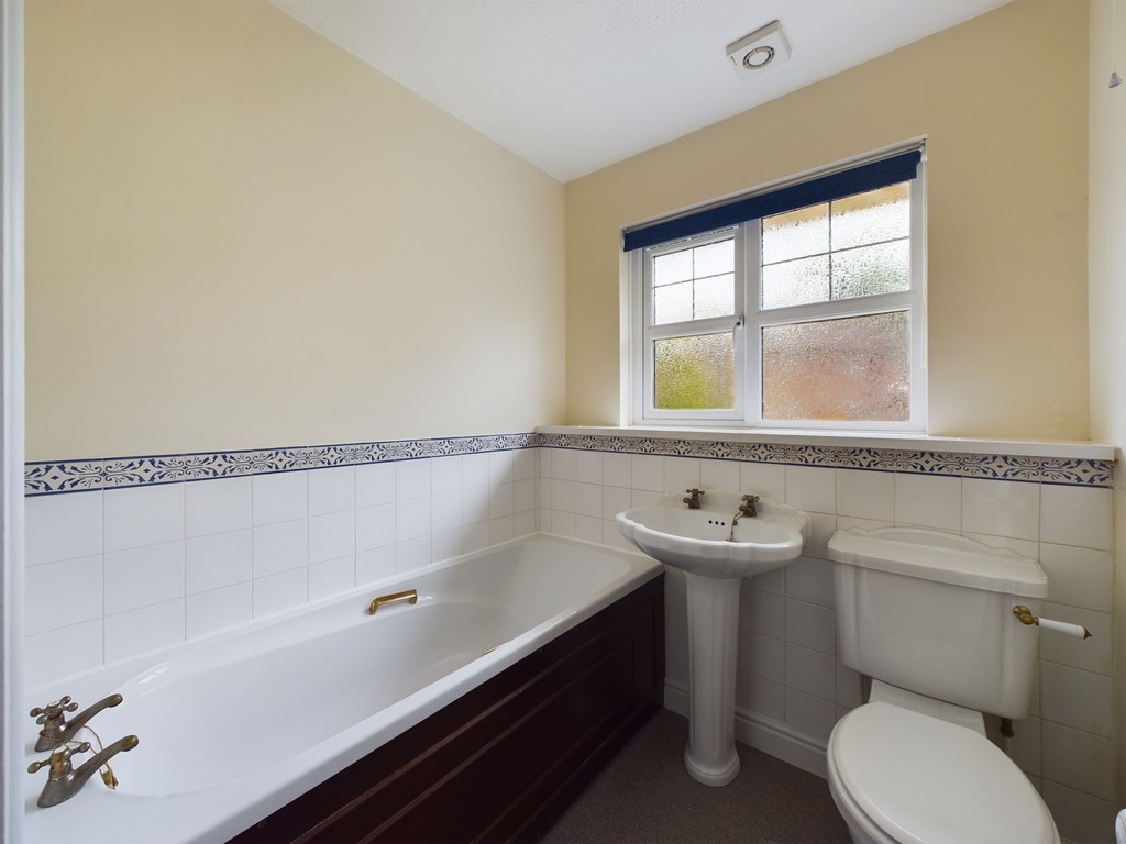 2 bed terraced house for sale in Cissbury Close, Horsham  - Property Image 8