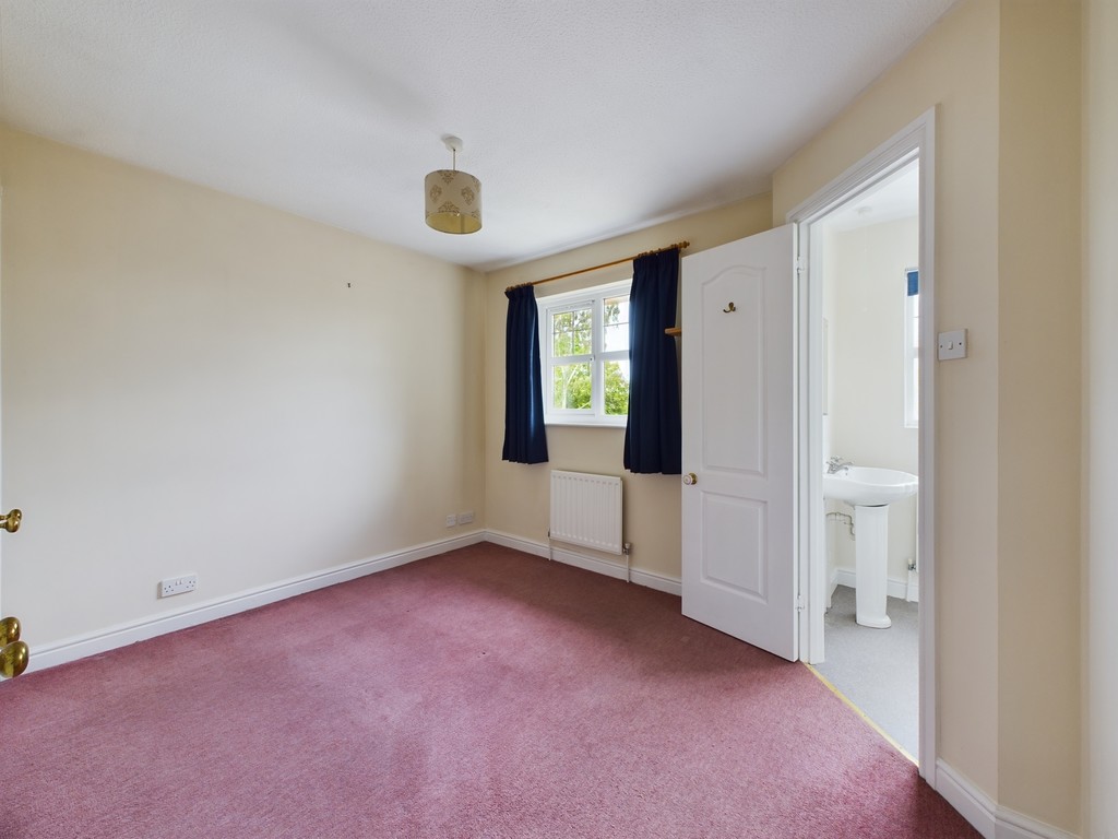 2 bed terraced house for sale in Cissbury Close, Horsham  - Property Image 4