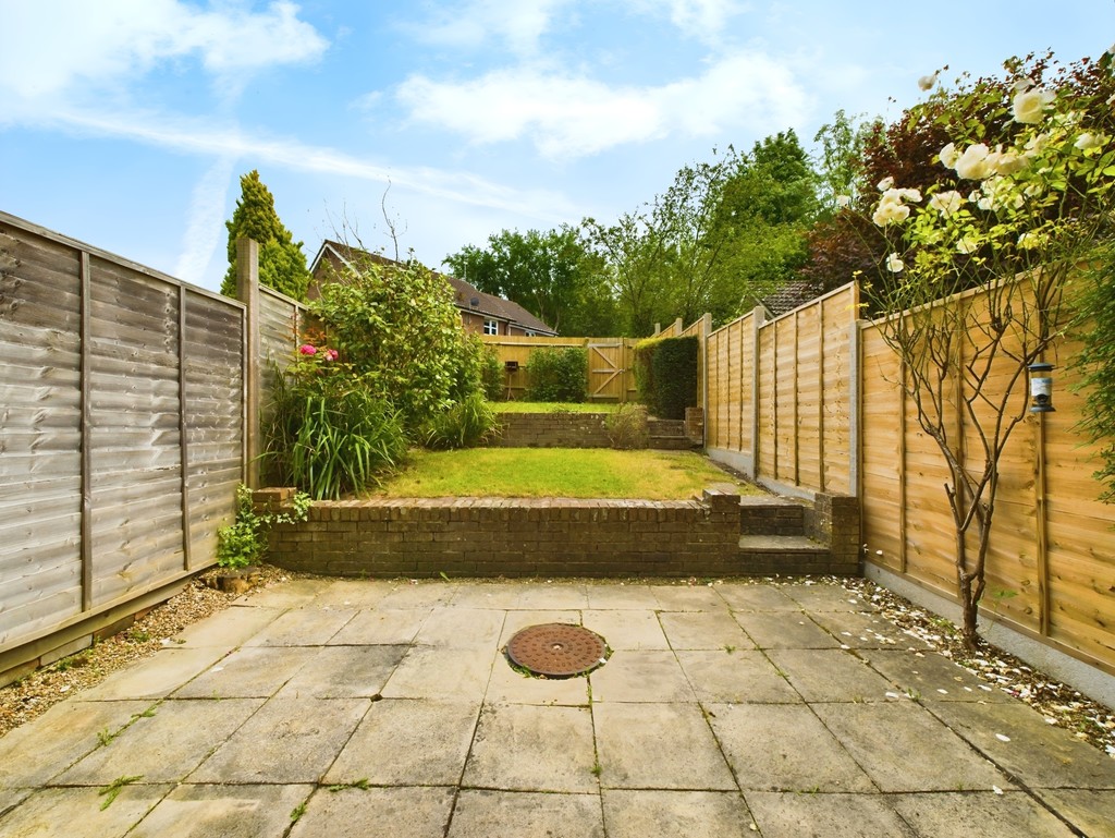 2 bed terraced house for sale in Cissbury Close, Horsham  - Property Image 10