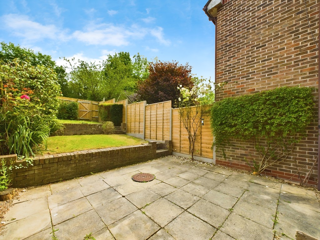 2 bed terraced house for sale in Cissbury Close, Horsham  - Property Image 15