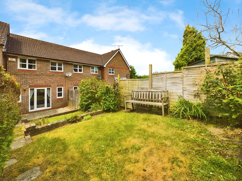 2 bed terraced house for sale in Cissbury Close, Horsham  - Property Image 7
