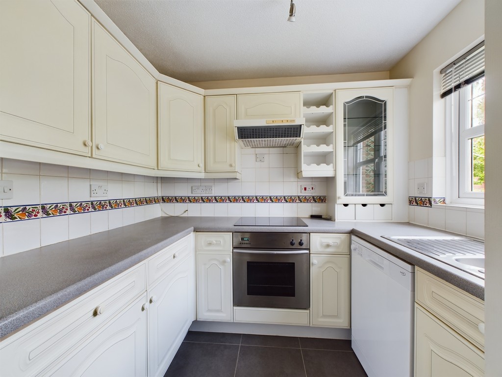 2 bed terraced house for sale in Cissbury Close, Horsham  - Property Image 3