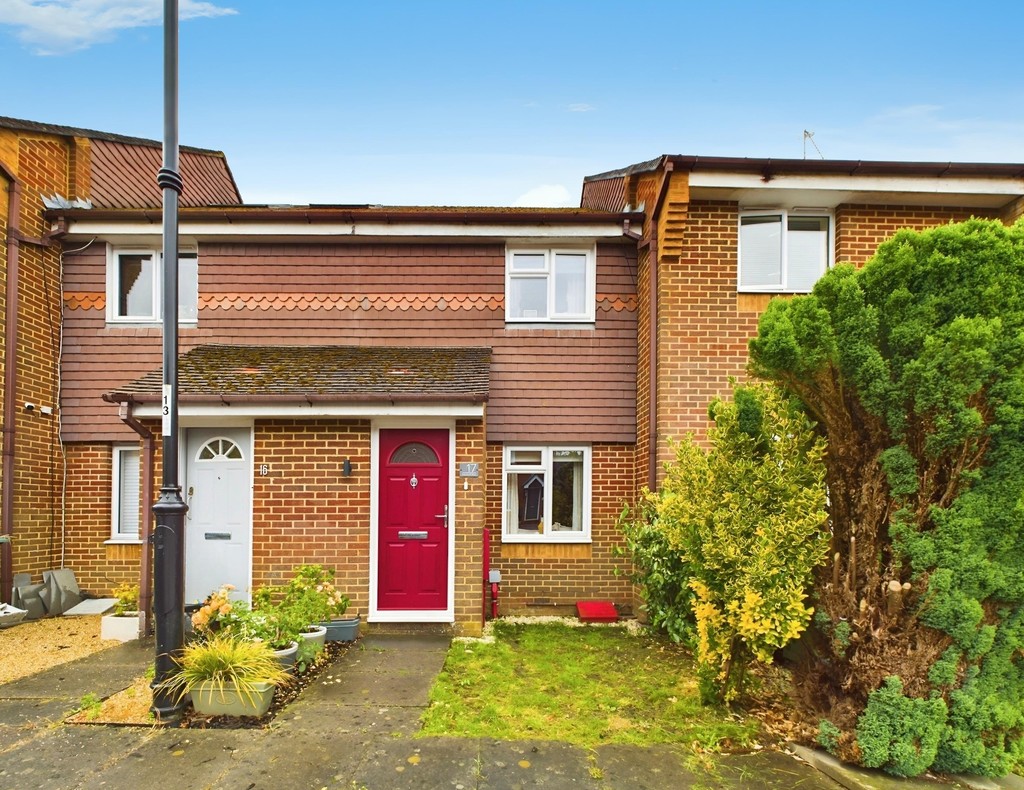 2 bed terraced house for sale in Ropeland Way, Horsham  - Property Image 1