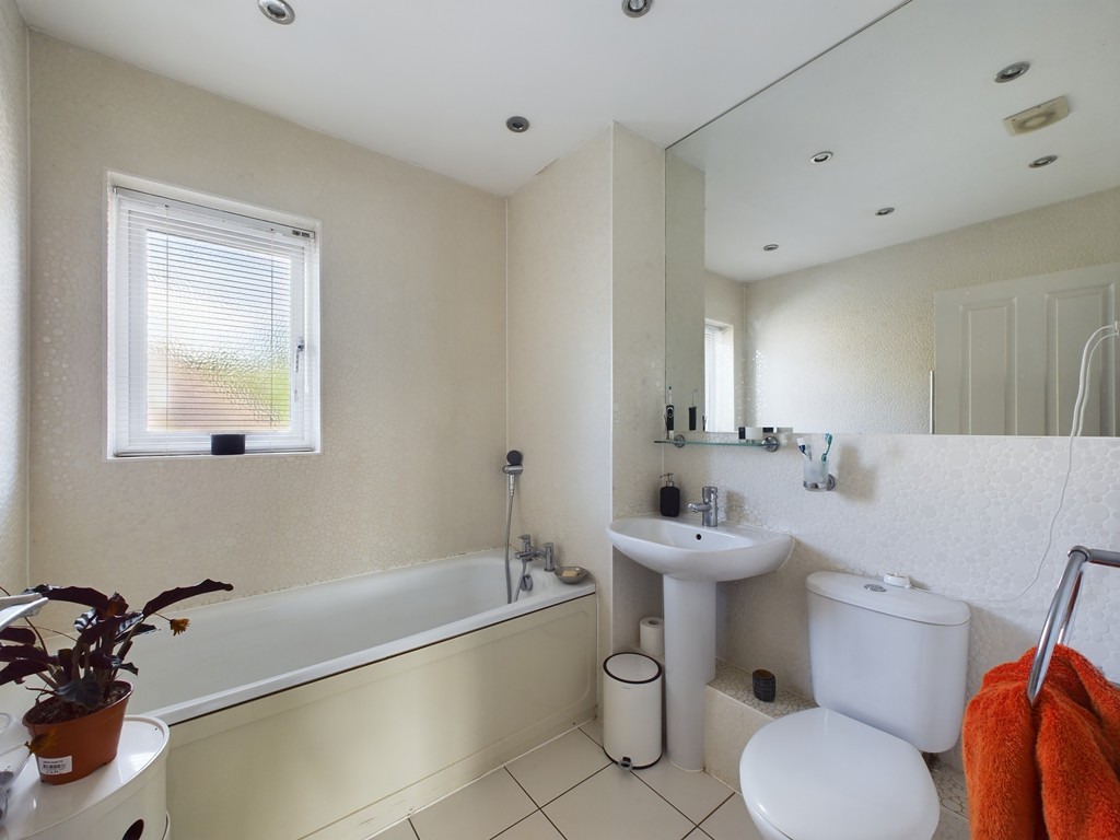 3 bed terraced house for sale in Pines Ridge, Horsham  - Property Image 7