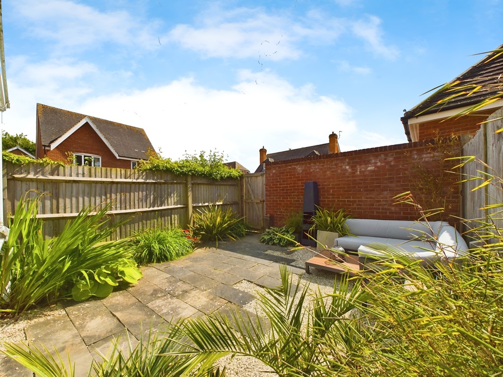 3 bed terraced house for sale in Pines Ridge, Horsham  - Property Image 10