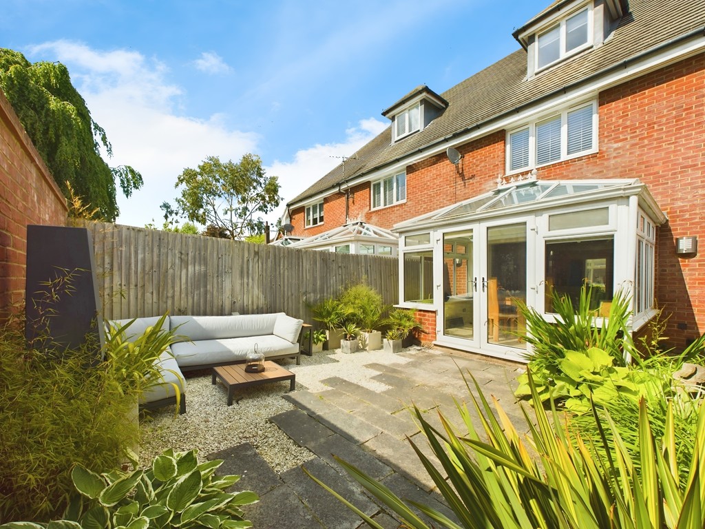 3 bed terraced house for sale in Pines Ridge, Horsham  - Property Image 1