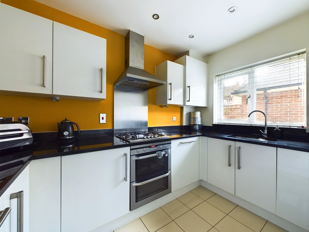 3 bed terraced house for sale in Pines Ridge, Horsham  - Property Image 2