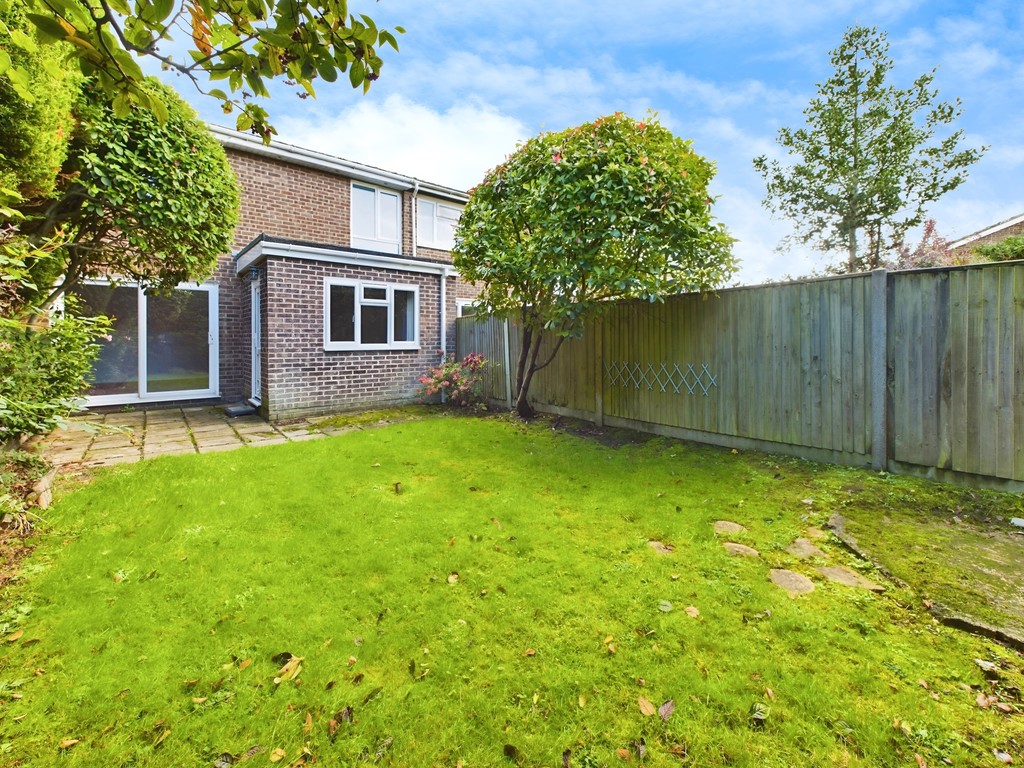 3 bed semi-detached house for sale in Woodgates Close, Horsham  - Property Image 17