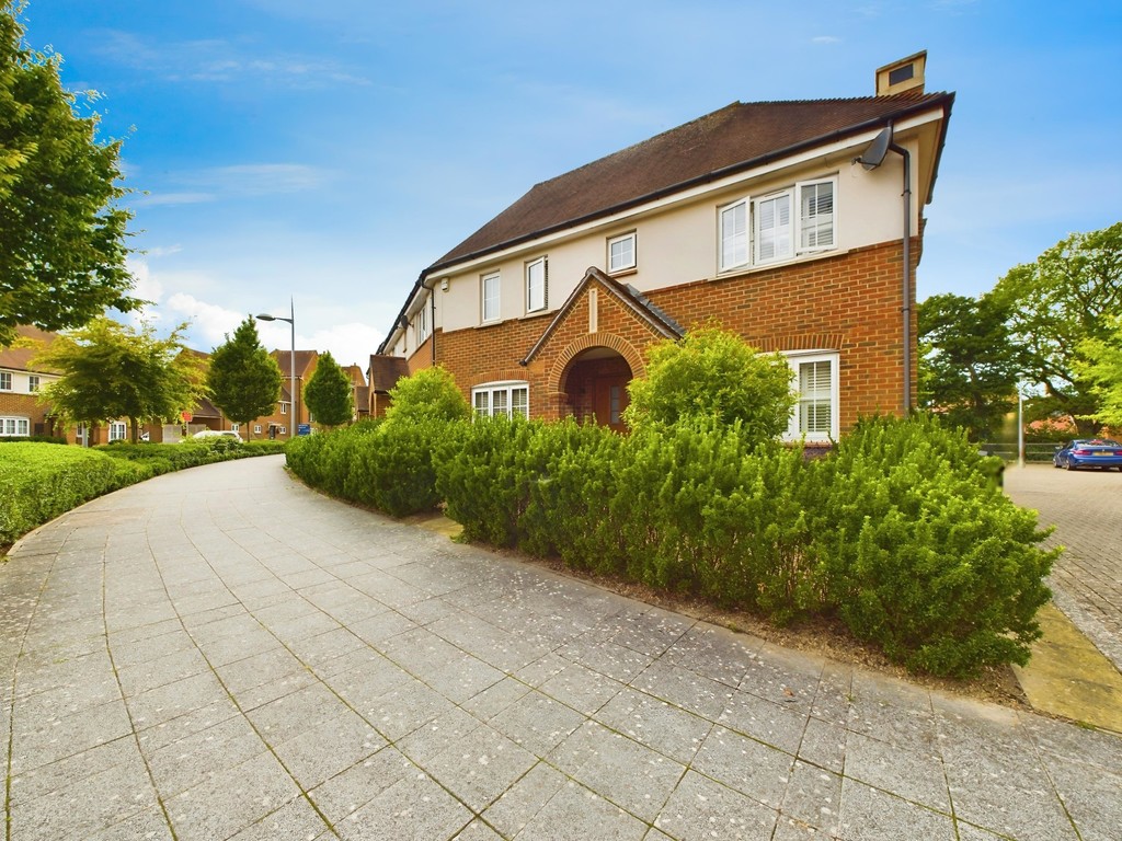 3 bed end of terrace house for sale in Calvert Link, Horsham, RH12