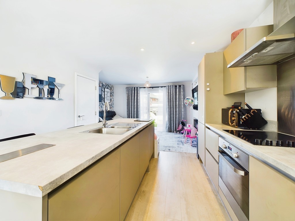 2 bed end of terrace house for sale in Stanford Brook Way, Crawley  - Property Image 2