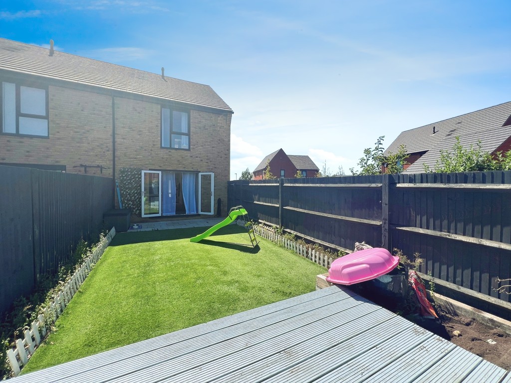 2 bed end of terrace house for sale in Stanford Brook Way, Crawley  - Property Image 3