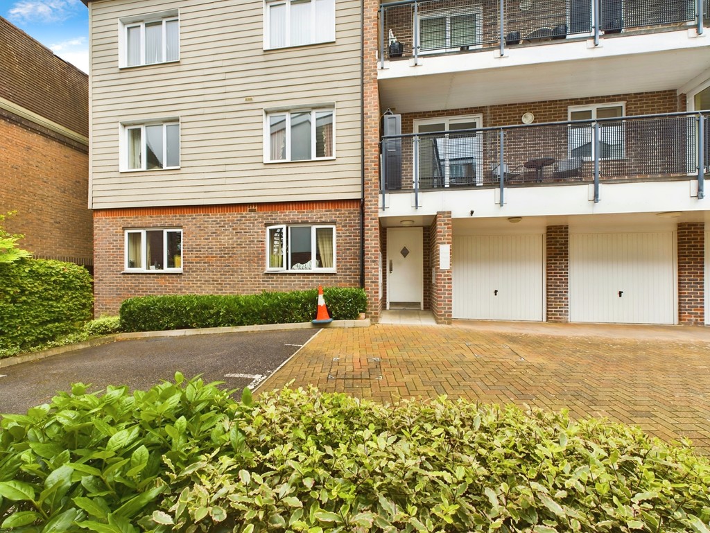 1 bed apartment for sale in Bridges Place, Horsham - Property Image 1