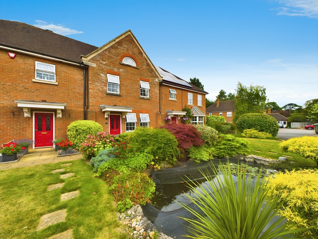 3 bed terraced house for sale in Potters Place, Horsham  - Property Image 1