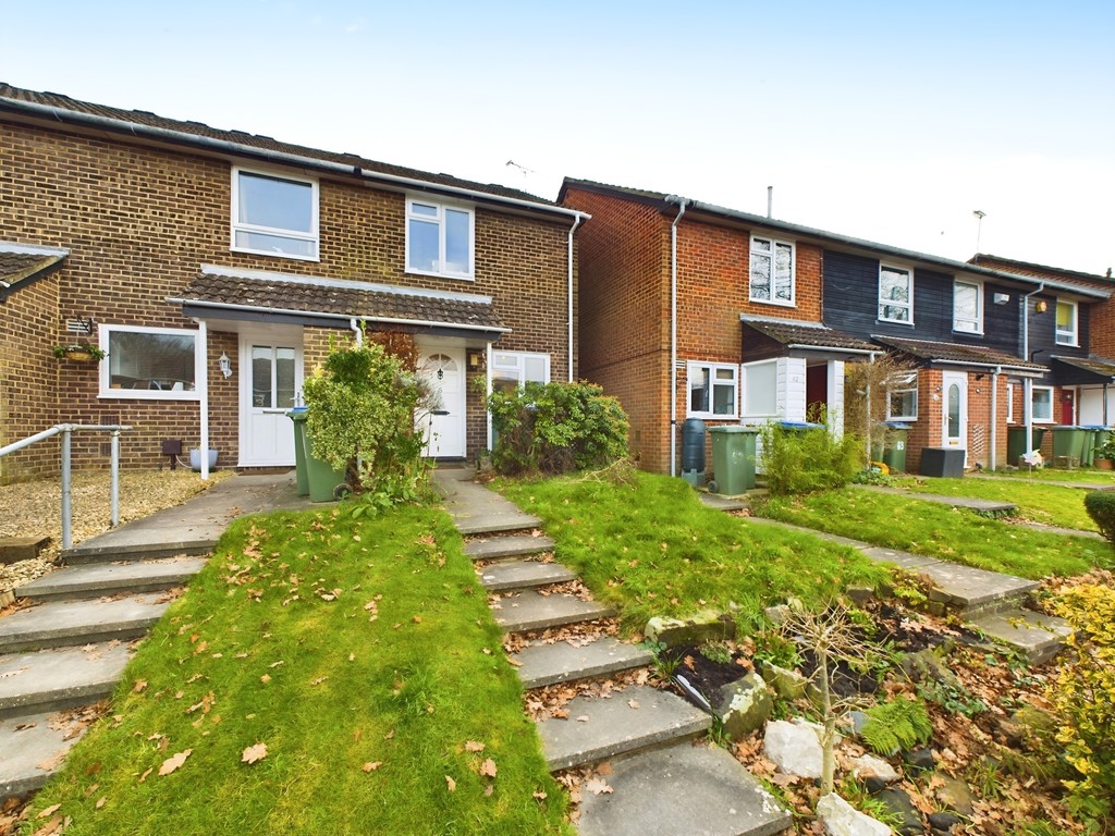 2 bed end of terrace house for sale in Drake Close, Horsham  - Property Image 11