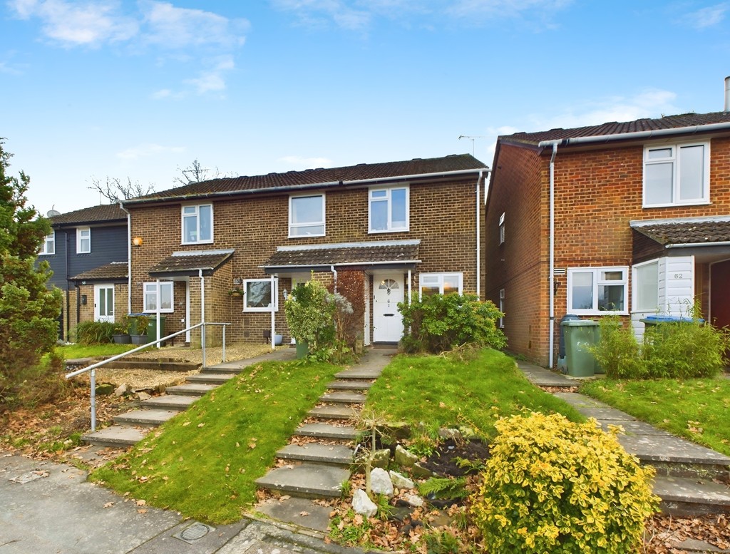 2 bed end of terrace house for sale in Drake Close, Horsham  - Property Image 1