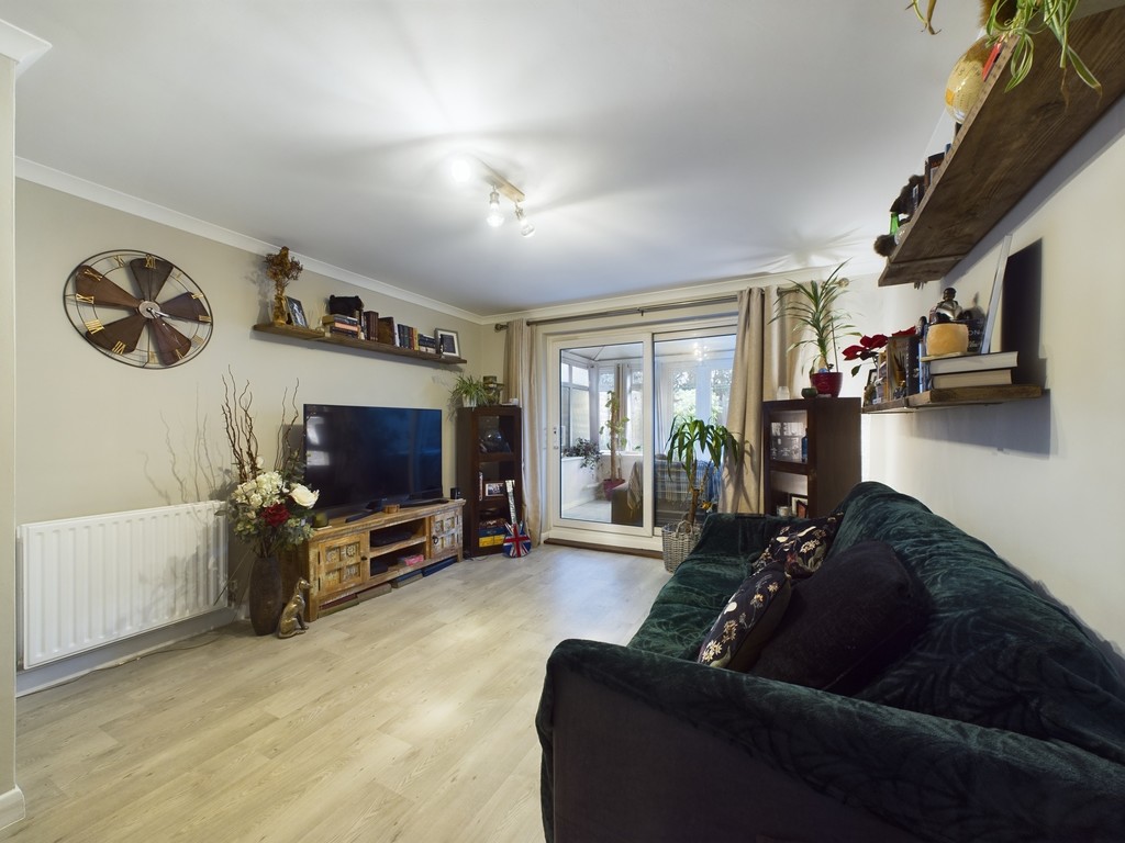 2 bed end of terrace house for sale in Drake Close, Horsham  - Property Image 2