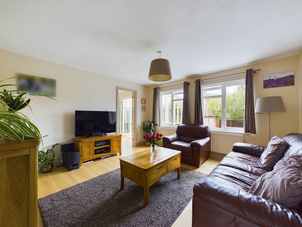 3 bed terraced house for sale in Cissbury Close, Horsham  - Property Image 2