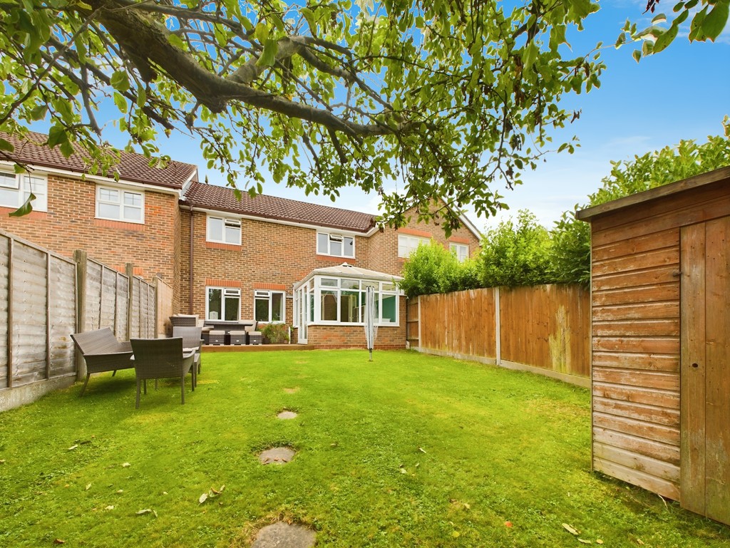 3 bed terraced house for sale in Cissbury Close, Horsham  - Property Image 6