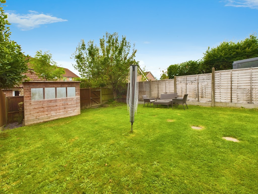 3 bed terraced house for sale in Cissbury Close, Horsham  - Property Image 18